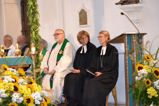 Dr. Golob, Pfarrerin Lenz-Lemberg und Dekanin Häfner-Becker beim Kampenwandgottesdienst