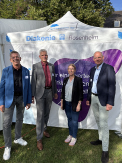 Dr. Andreas Dexheimer, Militärdekan Jochen Bernhard, Dekanin Dagmar Häfner-Becker und Prof. Dr. Christian Albrecht (v.l.n.r) 